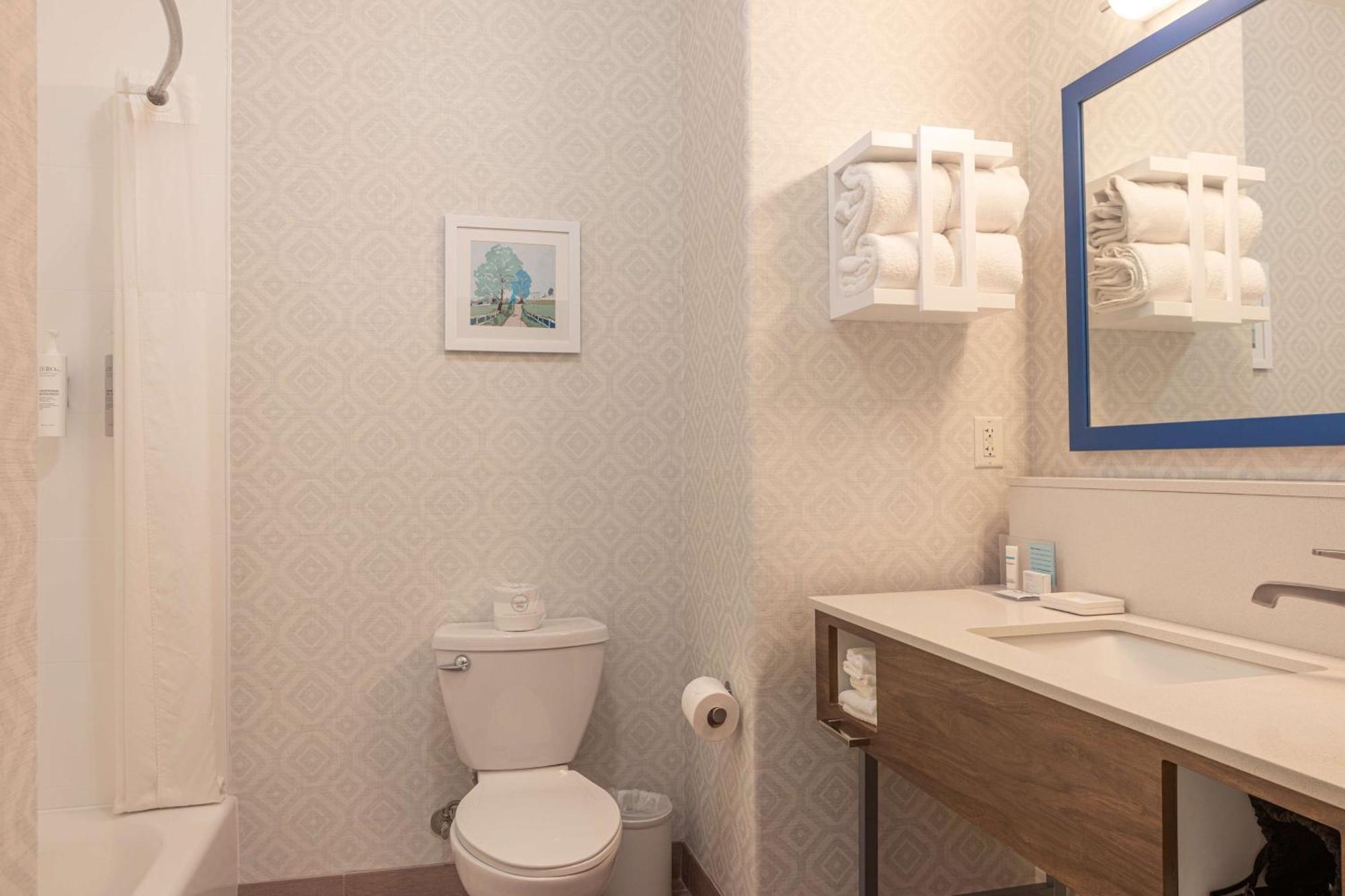 Hampton Inn & Suites Берні Екстер'єр фото